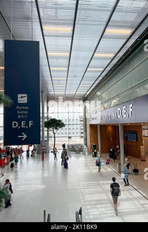 Orly Villeneuve le Roi, France. 30th août 2022. Les passagers traversent le terminal 3 de l'aéroport d'Orly sur 30 août 2022. L'aéroport d'Orly est situé à 13 km (8 miles) au sud de Paris, en partie à Orly et en partie à Villeneuve-le-Roi. (Photo de Samuel Rigelhaupt/Sipa USA) crédit: SIPA USA/Alay Live News Banque D'Images