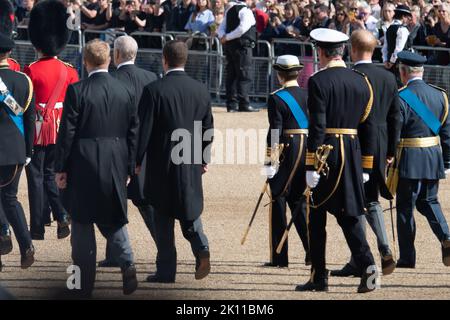 Londres, Royaume-Uni. 14th septembre 2022. Membres de la famille royale. Des milliers de boureurs se sont emmenés dans le Mall, Horseguards Parade et le long de la route vers Westminster Hall aujourd'hui où feu la reine Elizabeth II a été prise par une voiture à canon tirée par des chevaux où elle doit se déposer dans l'État jusqu'à ses funérailles. La couronne de sa Majesté la Reine a scindée en lumière du soleil sur son cercueil alors qu'elle a été transportée par une voiture à canon de Buckingham Palace à Westminster Hall au Palais de Westminster où elle doit se poser dans l'État. Crédit : Maureen McLean/Alay Live News Banque D'Images