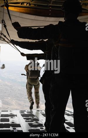 Marines des États-Unis avec 3rd Air Naval Gunfire liaison Company, Force Headquarters Group, Marine corps Forces Reserve, sauter d'un KC-130J Super Hercules lors d'une opération de parachute statique sur la base du corps des Marines Camp Pendleton, Californie, le 4 août 2022. 3rd ANGLICO a mené des opérations d'insertion de parachute statique de faible niveau afin d'améliorer la préparation tactique et opérationnelle de ses Marines pour les exercices et les opérations réelles. (É.-U. Photo du corps marin par lance Cpl. Mhecaela J. Watts) Banque D'Images