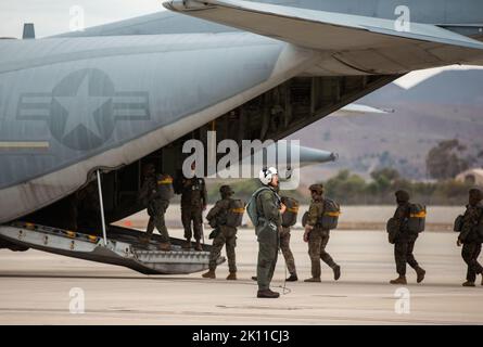 Les Marines des États-Unis, avec 3rd Air Naval Gunfire liaison Company, le Groupe de quartier général de la Force, la Réserve des Forces du corps maritime et les Royal Marines britanniques, embarqueraient un avion KC-130J Super Hercules au cours d'un exercice d'entraînement bilatéral sur le camp de la station aérienne du corps maritime Pendleton, en Californie, le 4 août 2022. 3rd ANGLICO a mené des opérations d'insertion de parachute statique de faible niveau afin d'améliorer la préparation tactique et opérationnelle de ses Marines pour les exercices et les opérations réelles. (É.-U. Photo du corps marin par Cpl. Shaina Jupiter) Banque D'Images