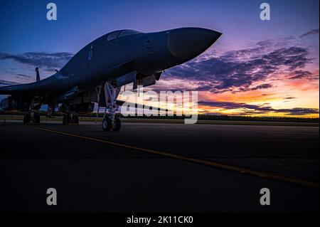 Un danseur B-1B affecté à l'aile Bomb 7th de la base aérienne de Dyess, Texas, se trouve sur la ligne de floightline à l'AFB d'Eielson, en Alaska, pendant l'exercice de l'Alaska au four, le 9 septembre 2022. Deux aviateurs B-1 et environ 50 aviateurs de la force totale du BW 7 et du BW 307 ont participé à l'exercice Agile combat Employment pour affiner plusieurs compétences en moins de 24 heures. (É.-U. Photo de la Force aérienne par le premier Airman Colin Hollowell) Banque D'Images