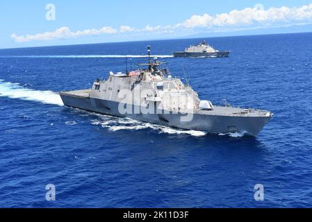 220910-N-N3764-2001 Mer des Caraïbes - (sept 10, 2022) — les navires de combat littoral Freedom-variant USS Billings (LCS 15) et USS Wichita (LCS 13) participent à un exercice photo en mer des Caraïbes, le 10 septembre 2022. Wichita et Billings sont déployés dans la zone d’opérations de la flotte américaine 4th pour appuyer la mission de la Force opérationnelle interagences conjointe Sud, qui comprend des missions de lutte contre le trafic illicite de drogues dans les Caraïbes et le Pacifique oriental. (É.-U. Navy photo by Mineman 2nd Class Justin Hovarter/Released) Banque D'Images