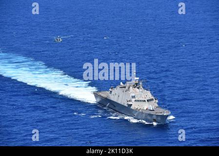 220910-N-N3764-2002 Mer des Caraïbes - (sept 10, 2022) — le navire de combat littoral de type Freedom-variant USS Wichita (LCS 13) et un hélicoptère MH-60s Sea Hawk affecté à l'Escadron de combat de la mer (HSC) 28, détachement 6, participent à un exercice photo en mer des Caraïbes, le 10 septembre 2022. Wichita est déployée dans la zone d’opérations de la flotte américaine 4th pour appuyer la mission de la Force opérationnelle interagences conjointe Sud, qui comprend des missions de lutte contre le trafic illicite de drogues dans les Caraïbes et le Pacifique oriental. (É.-U. Navy photo by Mineman 2nd Class Justin Hovarter/Released) Banque D'Images