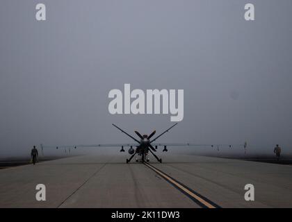 Les aviateurs de la Force aérienne des États-Unis taxis un avion MQ-9 en raison des conditions météorologiques à la base spatiale de Vandenberg, Cali. 18 août 2022. Les aviateurs de la base aérienne de Cannon et l'escadron des munitions des opérations spéciales 27th ont franchi une étape importante en faisant équipe avec les spécialistes des systèmes de munitions pour effectuer des actions de préparation et de chargement de munitions pour les missiles hellfire MQ-9 et AGM-114. (É.-U. Photo de la Force aérienne par l'Agneau principal Airman Skylar) Banque D'Images