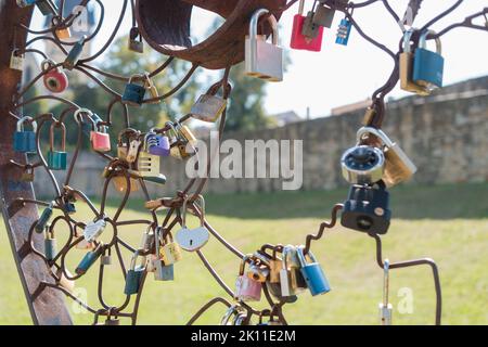 Casiers d'amour à Bardejov ville, Slovaquie. Près de la fontaine de chant est grand coeur en métal où les gens peuvent verrouiller leur amour avec des casiers. Banque D'Images