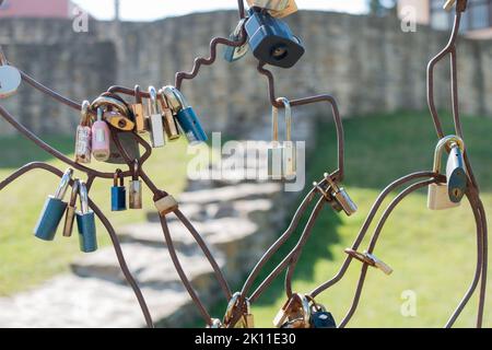 Casiers d'amour à Bardejov ville, Slovaquie. Près de la fontaine de chant est grand coeur en métal où les gens peuvent verrouiller leur amour avec des casiers. Banque D'Images