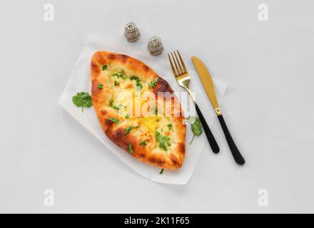 Délicieux khachapuri Ajarian isolé sur fond blanc Banque D'Images