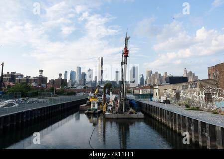 Le canal de Gowanus dans le quartier de Gowanus à Brooklyn, Barges et Buoy à Canal, Brooklyn, NY, Etats-Unis. Banque D'Images