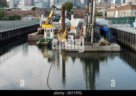 Le canal de Gowanus dans le quartier de Gowanus à Brooklyn, Barges et Buoy à Canal, Brooklyn, NY, Etats-Unis. Banque D'Images