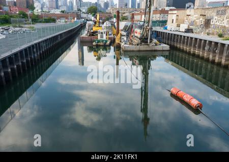 Le canal de Gowanus dans le quartier de Gowanus à Brooklyn, Barges et Buoy à Canal, Brooklyn, NY, Etats-Unis. Banque D'Images