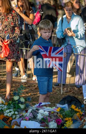 Londres, Royaume-Uni. 14 septembre 2022. Les membres du public continuent d'apporter des fleurs et des messages personnels de condoléances à Green Park près du palais de Buckingham pour exprimer leur tristesse et leur sympathie après le décès de la reine Elizabeth II, le plus long monarque britannique qui a servi, mort au château de Balmoral le 8 septembre. Photo Horst A. Friedrichs Alamy Live Actualités Banque D'Images