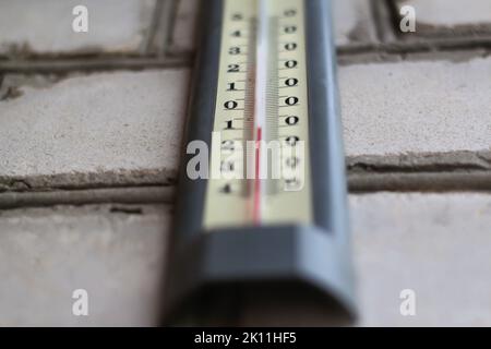 Thermomètre hiver pour effet de flou artistique. Hiver. Le thermomètre sur la neige indique de basses températures en degrés celsius. Gel, le thermomètre indique que la température est chaude dans le Banque D'Images