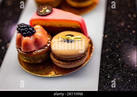 Desserts autrichiens, différents types de gâteaux au chocolat et aux fruits exposés dans un café de Vienne. Banque D'Images