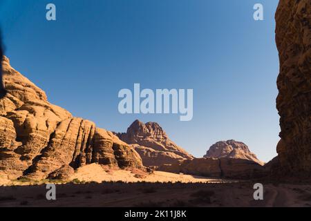 désert de rhum wadi, Jordanie. les montagnes rocheuses et le processus de formation de roche contre le ciel bleu. Photo de haute qualité Banque D'Images