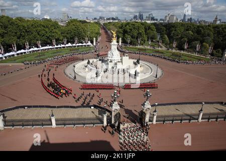 Le cercueil de la reine Élisabeth II au Westminster Hall, au Palais de Westminster à Londres mercredi sur 14 septembre 2022, où se trouve le cercueil de la reine Élisabeth II. La reine Elizabeth II sera dans l'État de Westminster Hall à l'intérieur du Palais de Westminster, de mercredi à quelques heures avant ses funérailles de lundi, avec d'énormes files d'attente devant son cercueil pour payer leurs respects. Photo du ministre de la Défense du Royaume-Uni/UPI crédit: UPI/Alay Live News Banque D'Images