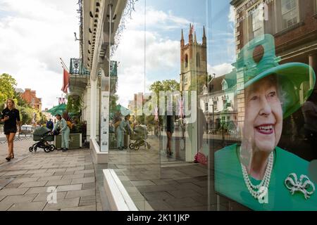 Windsor, Royaume-Uni. 14th septembre 2022. Les membres du public passent un hommage à la reine Elizabeth II exposé dans une vitrine. La reine Elizabeth II, le monarque le plus longtemps au Royaume-Uni, est décédée à Balmoral à l'âge de 96 ans le 8th septembre après un règne de 70 ans et sera enterrée dans la chapelle commémorative du roi George VI à Windsor à la suite d'un enterrement d'État à l'abbaye de Westminster le 19th septembre. Crédit : Mark Kerrison/Alamy Live News Banque D'Images