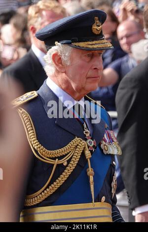 The Mall, Londres, Royaume-Uni. 14th septembre 2022. À la mort de la reine Elizabeth II - le roi Charles III suit le cercueil de la reine dans un cortège du palais de Buckingham au palais de Westminster pour le mensonge-dans-l'état, suivi par ses enfants et petits-enfants. Credit: Andrew Stehrenberger / Alamy Live News Banque D'Images