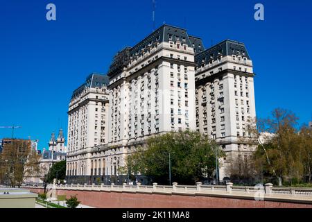 Buenos Aires, Argentine. 04 septembre 2022. Le bâtiment Libertador (Edificio Libertador), un bâtiment du gouvernement qui abrite le ministère de la Défense. Banque D'Images