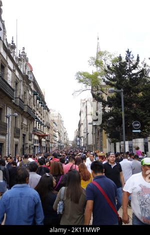 Mexico, Mexique - 23 février 2019 : des centaines de personnes qui profitent d'une journée de promenade et de la rue Madero dans le Centro Historico de Mexico Banque D'Images