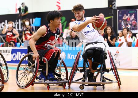 Phuket, Thaïlande. 14th septembre 2022. (G-D) Amit VIGODA (ISR), Ryohei Miyamoto (JPN) basketball en fauteuil roulant : 2021 IWBF Mens U23 Championnat du monde de basketball en fauteuil roulant quart de finale match entre le Japon 64-43 Israël au complexe sportif de l'Université Prince de Songkla, campus de Phuket à Phuket, Thaïlande . Credit: AFLO/Alay Live News Banque D'Images
