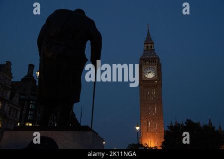 Westminster, Londres, Royaume-Uni. 14th septembre 2022. La statue de Churchill reste à l'affût du Palais de Westminster. Le cercueil de sa Majesté la Reine se trouve maintenant dans l'État de Westminster Hall, au Palais de Westminster. Les gens font la queue pendant des heures le long des rives de la Tamise pour rendre leurs derniers respects à feu la reine Elizabeth II avant ses funérailles de lundi. Crédit : Maureen McLean/Alay Live News Banque D'Images