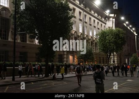 Westminster, Londres, Royaume-Uni. 14th septembre 2022. Le cercueil de sa Majesté la Reine se trouve maintenant dans l'État de Westminster Hall, au Palais de Westminster. Les gens font la queue pendant des heures le long des rives de la Tamise pour rendre leurs derniers respects à feu la reine Elizabeth II avant ses funérailles de lundi. Crédit : Maureen McLean/Alay Live News Banque D'Images