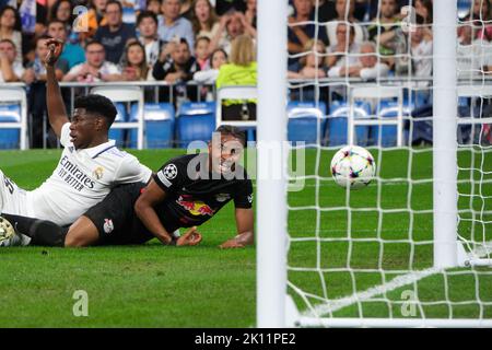 Madrid, Espagne. 14th septembre 2022. Aurélien Tchouameni (L) du Real Madrid et Christopher Nkunku de Leipzig réagissent lors de leur match F de l'UEFA Champions League à Madrid, Espagne, le 14 septembre 2022. Credit: Meng Dingbo/Xinhua/Alay Live News Banque D'Images