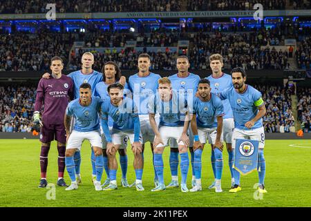 Manchester, Royaume-Uni. 14th septembre 2022. Les joueurs de Manchester City font la queue pour une photo de groupe d'équipes avant le match G de l'UEFA Champions League entre Manchester City et Borussia Dortmund à Manchester, en Grande-Bretagne, le 14 septembre 2022. Credit: Xinhua/Alay Live News Banque D'Images