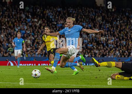 Manchester, Royaume-Uni. 14th septembre 2022. Erling Haaland de Manchester City se bat pour le ballon lors du match G de l'UEFA Champions League entre Manchester City et Borussia Dortmund à Manchester, en Grande-Bretagne, le 14 septembre 2022. Credit: Xinhua/Alay Live News Banque D'Images