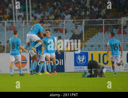 Kolkata, Inde. 14th septembre 2022. Mohammadman Sporting Club (Noir) vs Mumbai City FC (Bleu ciel et blanc) dans le Durand Cup football 2022 semifinal 1 joué au VYBK (Vivekananda Yuba Bharati Krirangan) Kolkata, Bengale occidental. (Photo par Amlan Biswas/Pacific Press) crédit: Pacific Press Media production Corp./Alay Live News Banque D'Images