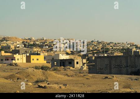 Vue depuis un vieux quartier de la ville en Jordanie. Petits et anciens bâtiments. Photo de haute qualité Banque D'Images