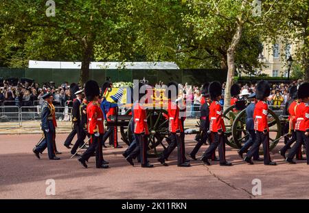 Londres, Royaume-Uni. 14th septembre 2022. Le cercueil de la Reine passe par le Mall pendant la procession pour le mensonge de la Reine dans l'État. La Reine a été prise de Buckingham Palace à Westminster Hall dans le Palais de Westminster où elle restera jusqu'à ses funérailles le 19th septembre. Crédit : SOPA Images Limited/Alamy Live News Banque D'Images