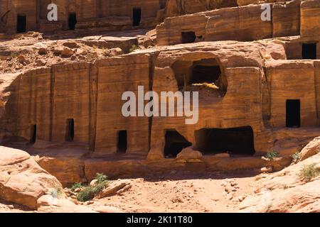 Maisons anciennes en pierre sur la rue de la façade à Petra, Jordanie. Photo de haute qualité Banque D'Images