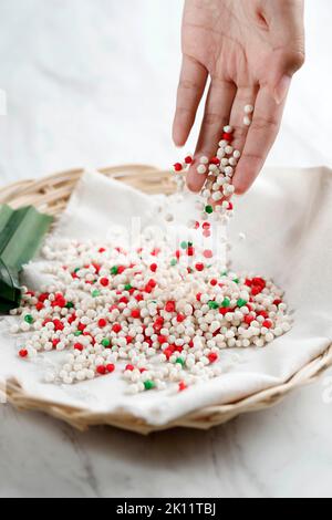 Tapioca sago Pearl avant ébullition. Ingrédients pour la fabrication de desserts asiatiques. Servi sur une assiette de bambou Banque D'Images