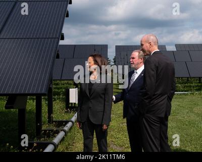 Buffalo, États-Unis. 14th septembre 2022. Le vice-président des États-Unis, Kamala Harris, visite la baie solaire avant de faire des remarques à l'Université de Buffalo, à Buffalo, New York, mercredi, à 14 septembre 2022. Photo de Malik Rainey/UPI crédit: UPI/Alay Live News Banque D'Images