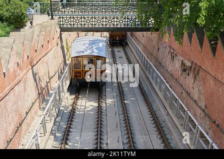 Le deuxième funiculaire le plus ancien au monde à partir de 1870 Budavári Sikló sur la colline du château dans la capitale hongroise Budapest Banque D'Images