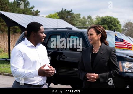 Buffalo, Vereinigte Staaten. 14th septembre 2022. Le vice-président des États-Unis, Kamala Harris, à droite, est vu dans une conversation avec un étudiant au sujet du centre D'énergie PROPRE GROW à l'Université de Buffalo à Buffalo, New York, sur 14 septembre 2022. Crédit : Malik Rainey/Pool via CNP/dpa/Alay Live News Banque D'Images