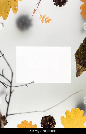 Feuilles d'automne sur un fond de plusieurs niveaux, avec des éléments naturels, du bois flotté et des branches. Maquette d'une carte postale blanche. Photo de haute qualité Banque D'Images