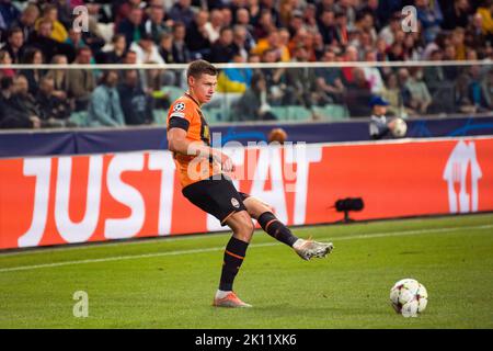 Varsovie, Pologne. 14th septembre 2022. Mykola Matviyenko de Shakhtar Donetsk en action lors du match de football du Groupe F de la Ligue des champions de l'UEFA 2022/23 entre Shakhtar Donetsk et le Celtic FC au stade municipal de Legia Varsovie. Score final; Shakhtar Donetsk 1:1 Celtic FC. Crédit : SOPA Images Limited/Alamy Live News Banque D'Images