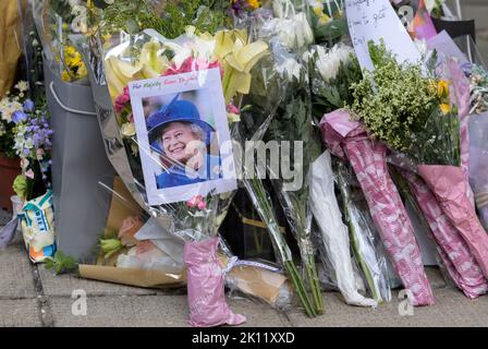 Hong Kong, Chine. 15th septembre 2022. HONG KONG, HONG KONG SAR, CHINE : SEPTEMBRE 15TH 2022. À l'aube, le 7th jour suivant le passage de la reine Elizabeth II, fleurit sur le trottoir devant le consulat britannique à Admiralty, à Hong Kong. Hong Kong, autrefois colonie britannique, a été remis en Chine pour sédition d'un crime sous le nouveau régime. À mesure que les fleurs et les messages augmentent, il en va de même des références à l'ère d'or de la règle britannique. Ces messages pourraient être considérés comme sédimentaires. Alamy Live News/Jayne Russell Credit: Jayne Russell/Alamy Live News Banque D'Images