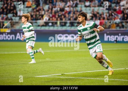Varsovie, Pologne. 14th septembre 2022. Joao Pedro Neves Fillipe est connu sous le nom de Jota (R) du Celtic FC lors du match de football du groupe F de la Ligue des champions de l'UEFA 2022/23 entre Shakhtar Donetsk et le Celtic FC au stade municipal de Legia Warsaw. Score final; Shakhtar Donetsk 1:1 Celtic FC. (Photo par Attila Husejnow/SOPA Images/Sipa USA) crédit: SIPA USA/Alay Live News Banque D'Images