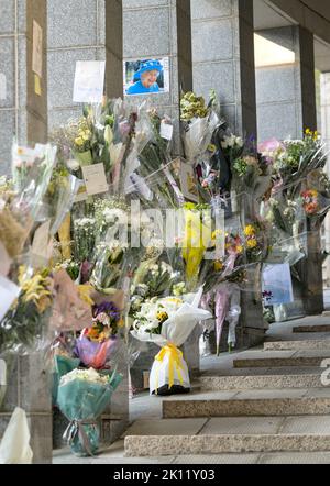 Hong Kong, Chine. 15th septembre 2022. HONG KONG, HONG KONG SAR, CHINE : SEPTEMBRE 15TH 2022. À l'aube, le 7th jour suivant le passage de la reine Elizabeth II, fleurit sur le trottoir devant le consulat britannique à Admiralty, à Hong Kong. Hong Kong, autrefois colonie britannique, a été remis en Chine pour sédition d'un crime sous le nouveau régime. À mesure que les fleurs et les messages augmentent, il en va de même des références à l'ère d'or de la règle britannique. Ces messages pourraient être considérés comme sédimentaires. Alamy Live News/Jayne Russell Credit: Jayne Russell/Alamy Live News Banque D'Images