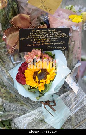 Hong Kong, Chine. 15th septembre 2022. HONG KONG, HONG KONG SAR, CHINE : SEPTEMBRE 15TH 2022. À l'aube, le 7th jour suivant le passage de la reine Elizabeth II, fleurit sur le trottoir devant le consulat britannique à Admiralty, à Hong Kong. Hong Kong, autrefois colonie britannique, a été remis en Chine pour sédition d'un crime sous le nouveau régime. À mesure que les fleurs et les messages augmentent, il en va de même des références à l'ère d'or de la règle britannique. Ces messages pourraient être considérés comme sédimentaires. Alamy Live News/Jayne Russell Credit: Jayne Russell/Alamy Live News Banque D'Images