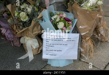 Hong Kong, Chine. 15th septembre 2022. HONG KONG, HONG KONG SAR, CHINE : SEPTEMBRE 15TH 2022. À l'aube, le 7th jour suivant le passage de la reine Elizabeth II, fleurit sur le trottoir devant le consulat britannique à Admiralty, à Hong Kong. Hong Kong, autrefois colonie britannique, a été remis en Chine pour sédition d'un crime sous le nouveau régime. À mesure que les fleurs et les messages augmentent, il en va de même des références à l'ère d'or de la règle britannique. Ces messages pourraient être considérés comme sédimentaires. Alamy Live News/Jayne Russell Credit: Jayne Russell/Alamy Live News Banque D'Images