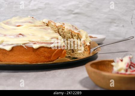 rouleau géant à la cannelle avec glaçage à la crème au beurre, table en marbre gris Banque D'Images