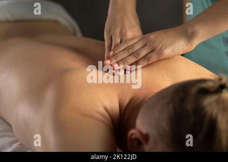 Homme se faisant masser le dos par la masseuse, concept spa pour hommes Banque D'Images