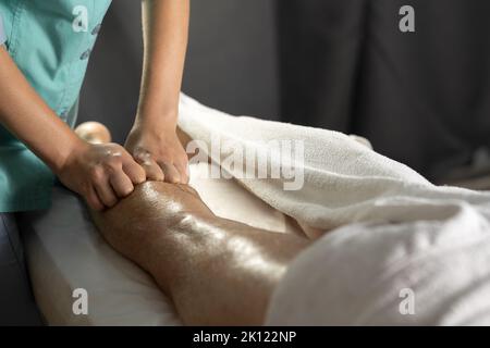 Massage sportif. Massage et réadaptation. Le masseur a massé son mollet. Banque D'Images