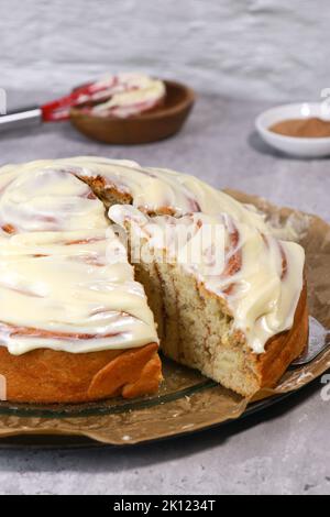 rouleau géant à la cannelle avec glaçage à la crème au beurre, table en marbre gris Banque D'Images