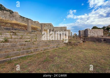 Ruines de la porte d'Arcadie et murs près de l'ancien Messène (Messini). Grèce. Banque D'Images