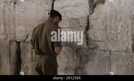 Un soldat israélien de la Brigade d'infanterie élite de 35th, également connue sous le nom de Brigade des parachutistes, prie le mur occidental de Jérusalem, en Israël Banque D'Images